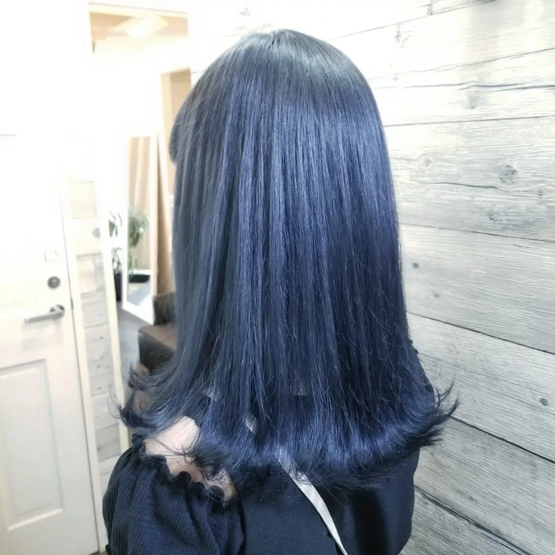 セミロング カラー ヘアカラー 五十嵐航斗 ハイトーンのヘアスタイル