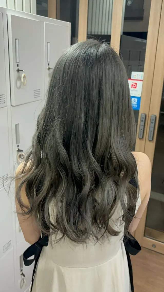 ロング カラー グレージュ オリーブグレージュ オリーブグレー 限界オタク美容師 💜Natsuki☁のヘアスタイル