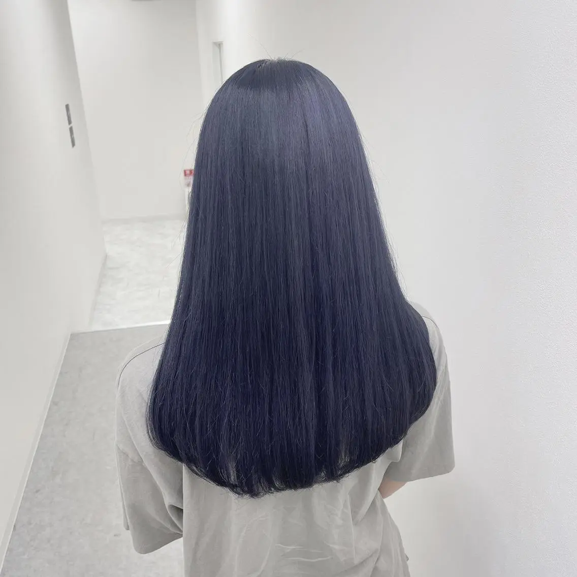 セミロング ヘアカラー トリートメント 🤍ハイトーン寒色 🤍MADOKAのヘアスタイル