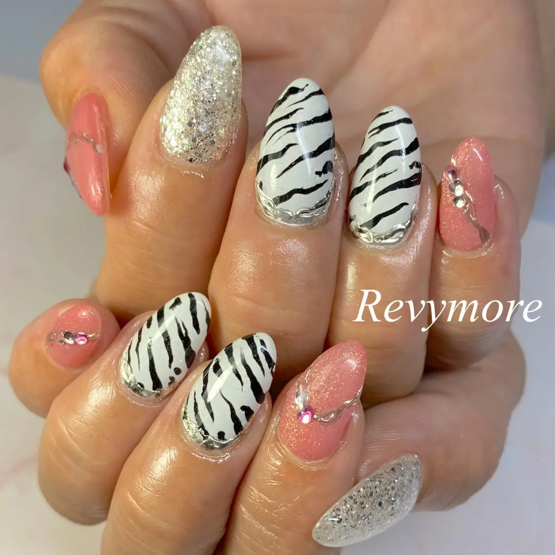 ミディアム ネイル アニマル柄 アートネイル ジェルネイル ラメ(グリッター) ミラーネイル nail salon Revymoreのネイルデザイン