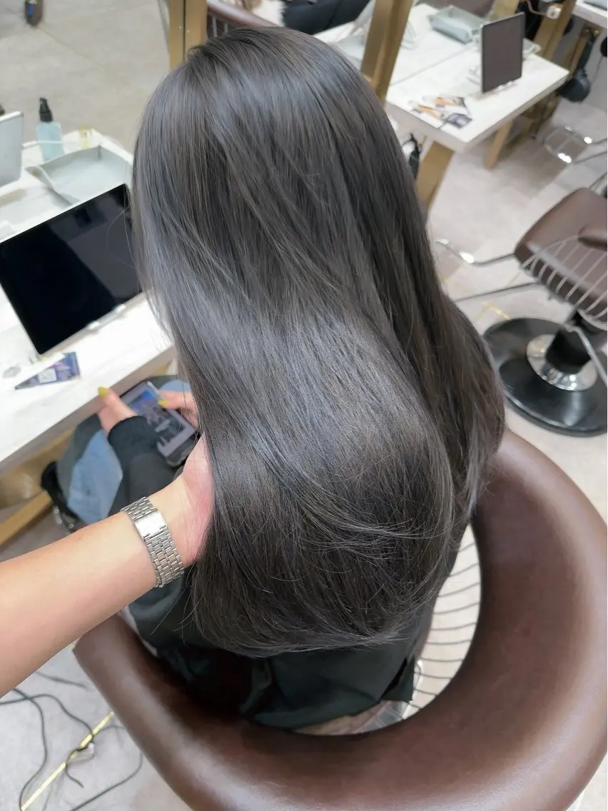 ロング カラー ヘアカラー トリートメント tomoya 透明感のグレージュのヘアスタイル