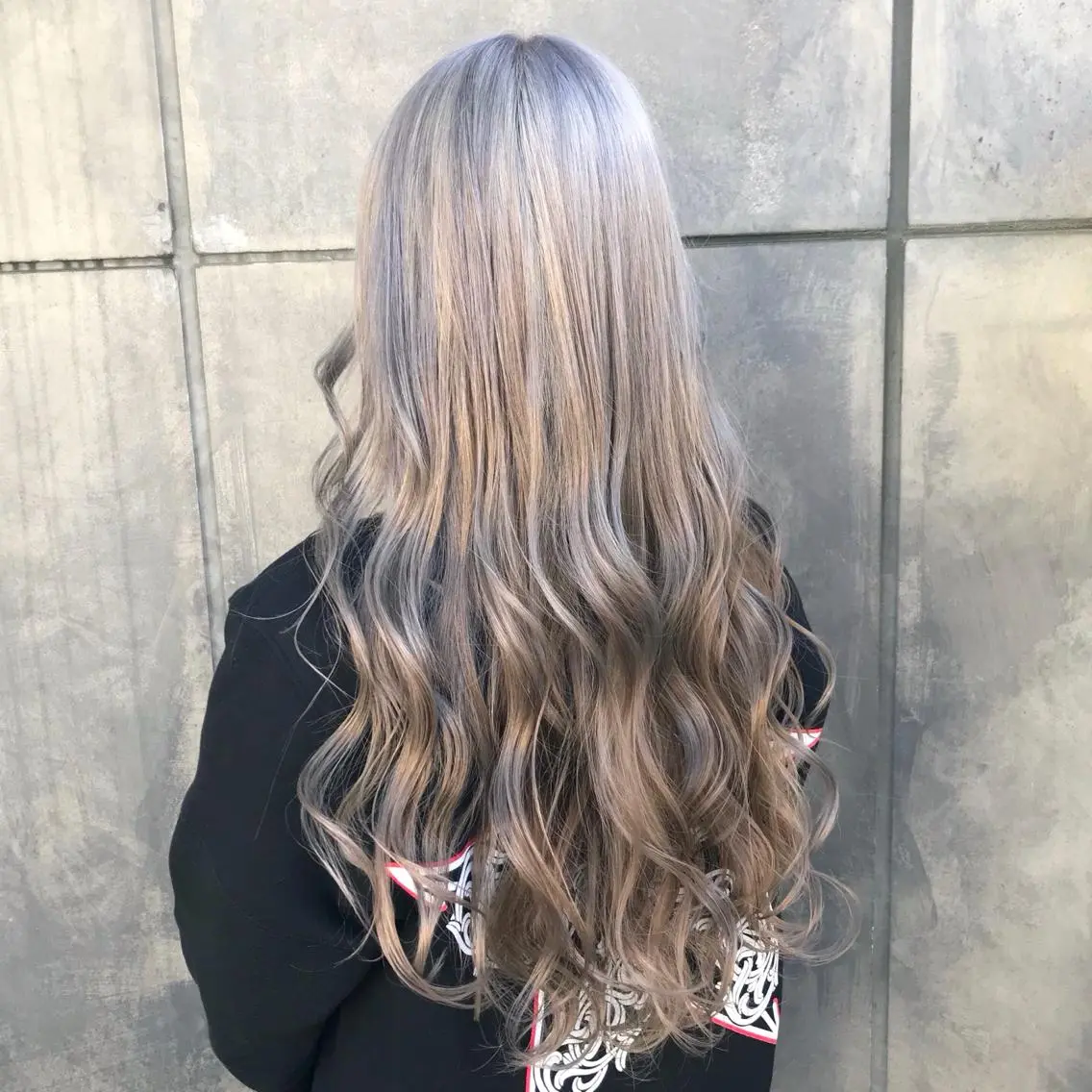 ロング カラー アッシュ アッシュグレー アッシュグレージュ ブリーチ グレージュ K-POP好き美容師 🇰🇷Kai.Yのヘアスタイル