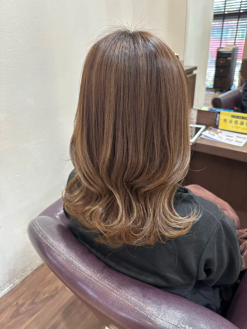 ミディアム 岡嶋 菜々子のヘアスタイル