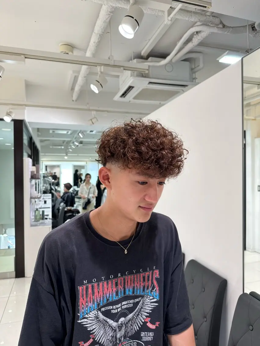 ショート カラー パーマ メンズ スペインカール ブラウンカラー カット ヘアカラー パーマ トリートメント フェザーパーマ職人 🪶ryosukeのヘアスタイル
