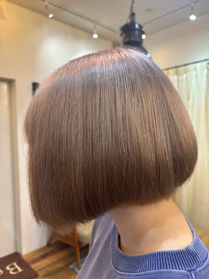 カラー ベージュカラー ハイトーンカラー ミルクティーベージュ ボブ 🕊️あやか レイヤー/メンズのヘアスタイル