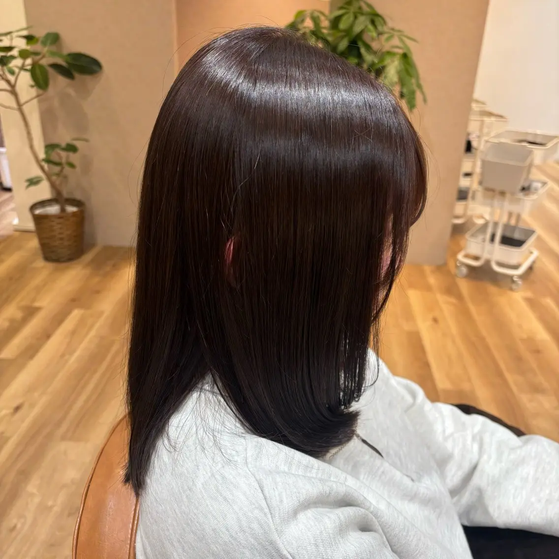 ミディアム 顔まわりレイヤー 顔周りカット レイヤーカット 小西 七菜子のヘアスタイル