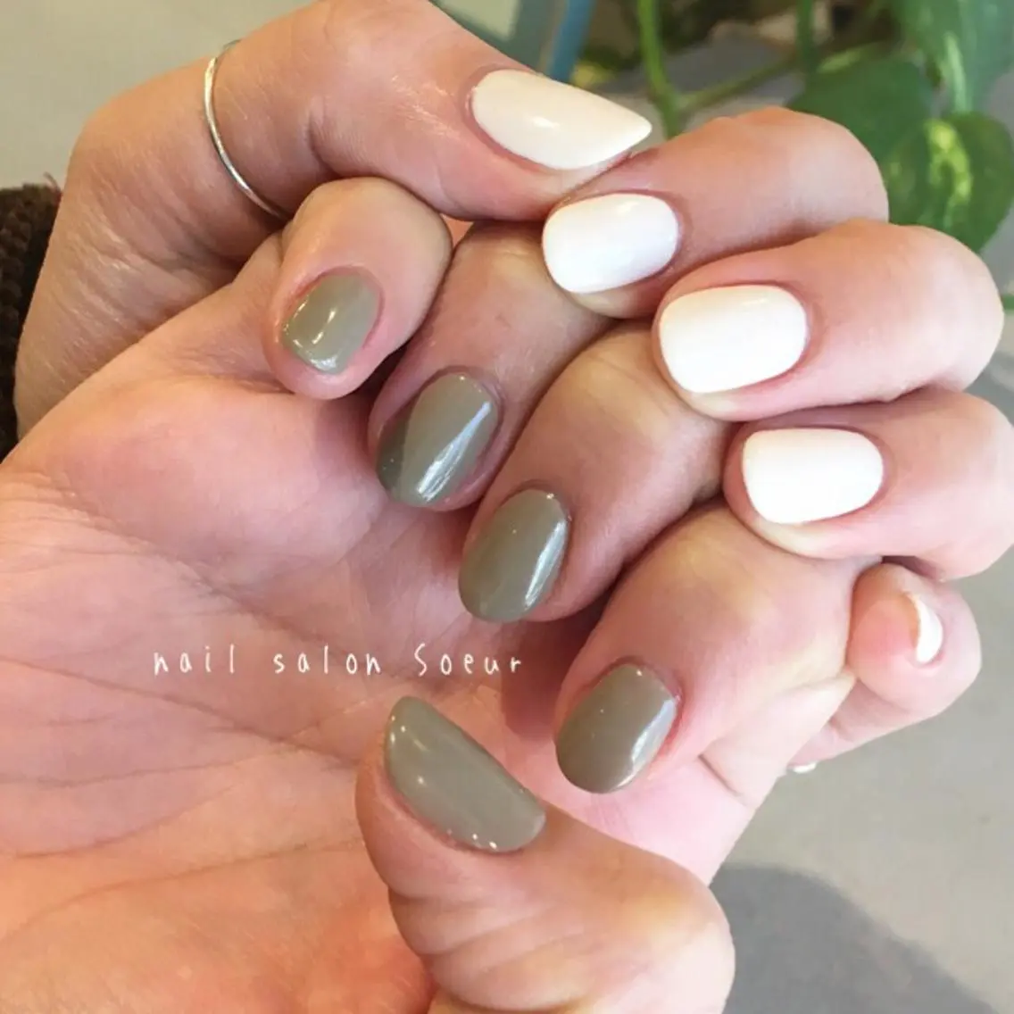 ネイル ジェルネイル ワンカラーネイル ストーンネイル ホワイト nail salon Soeurのネイルデザイン
