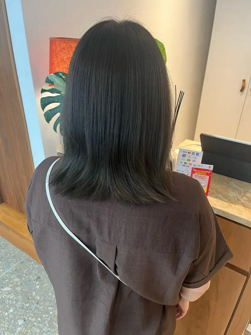 ミディアム カラー グレージュ オリーブグレージュ オリーブグレー 外ハネヘア ヘアカラー 田﨑 礼恩のヘアスタイル