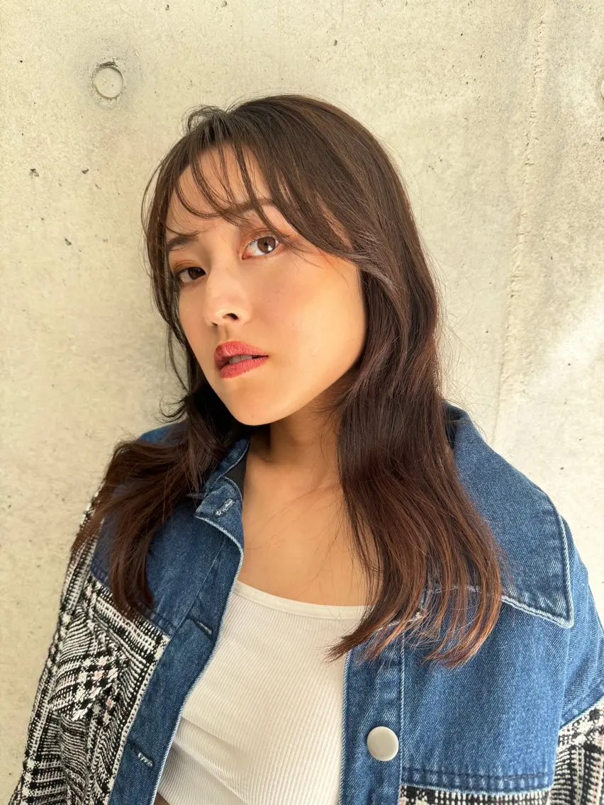 ロング deseo 透明色艶カラーツバサのヘアスタイル