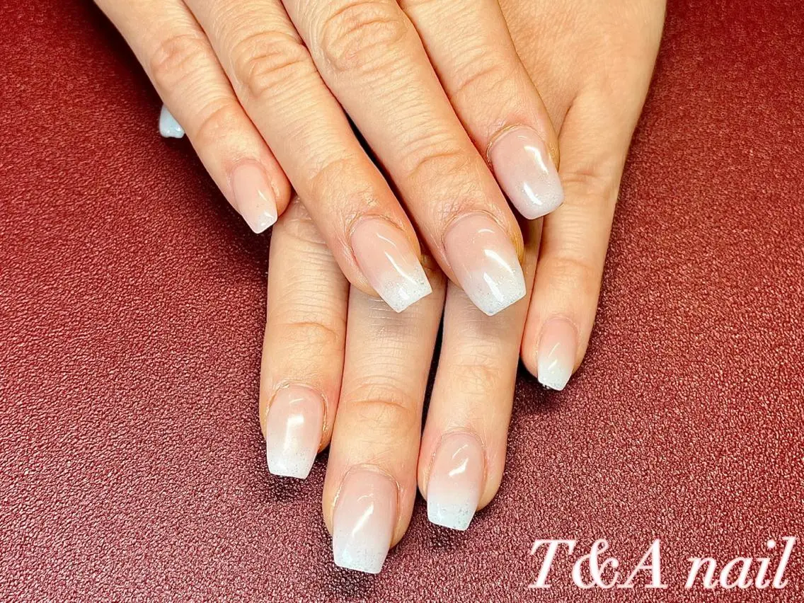 ミディアム ネイル 長さ出し ジェルネイル グラデーション ラメ(グリッター) ニュアンスネイル T&A nailのネイルデザイン