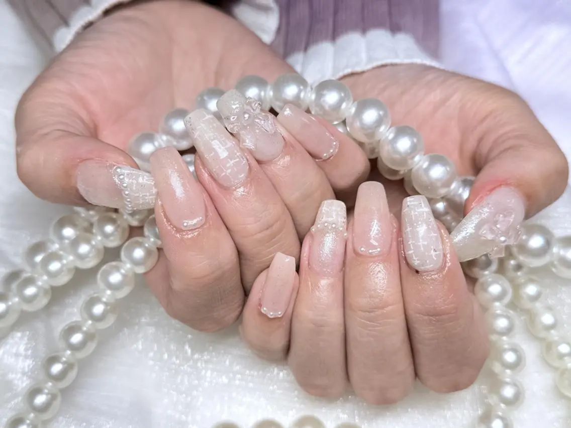 ネイル オーロラネイル 長さ出し フレンチネイル ガーリー キラキラネイル ハンドネイル Lucky nail salonのネイルデザイン