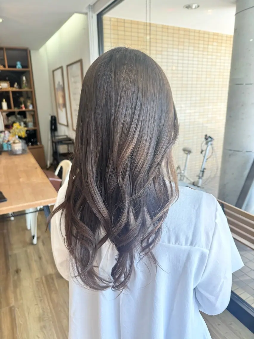 ロング カラー アッシュ ベージュカラー ヘアカラー トリートメント ツキダテ ユイのヘアスタイル