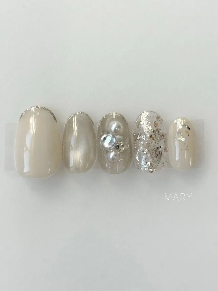 ネイル キラキラネイル マグネットネイル ニュアンスネイル ホワイト ハンドネイル Mary nail .narumiのネイルデザイン