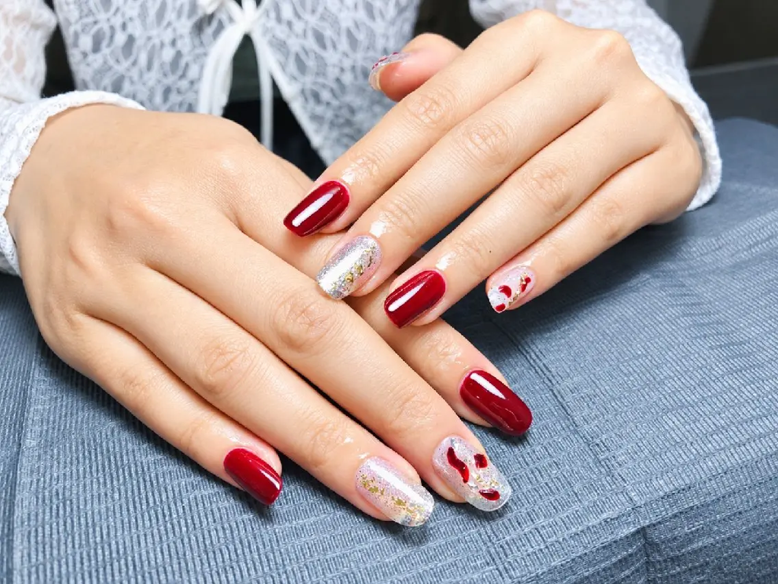 ネイル ボルドー キラキラネイル ラメ(グリッター) 赤色 シルバー ハンドネイル 高山ルコ(NAIL) 店長のネイルデザイン