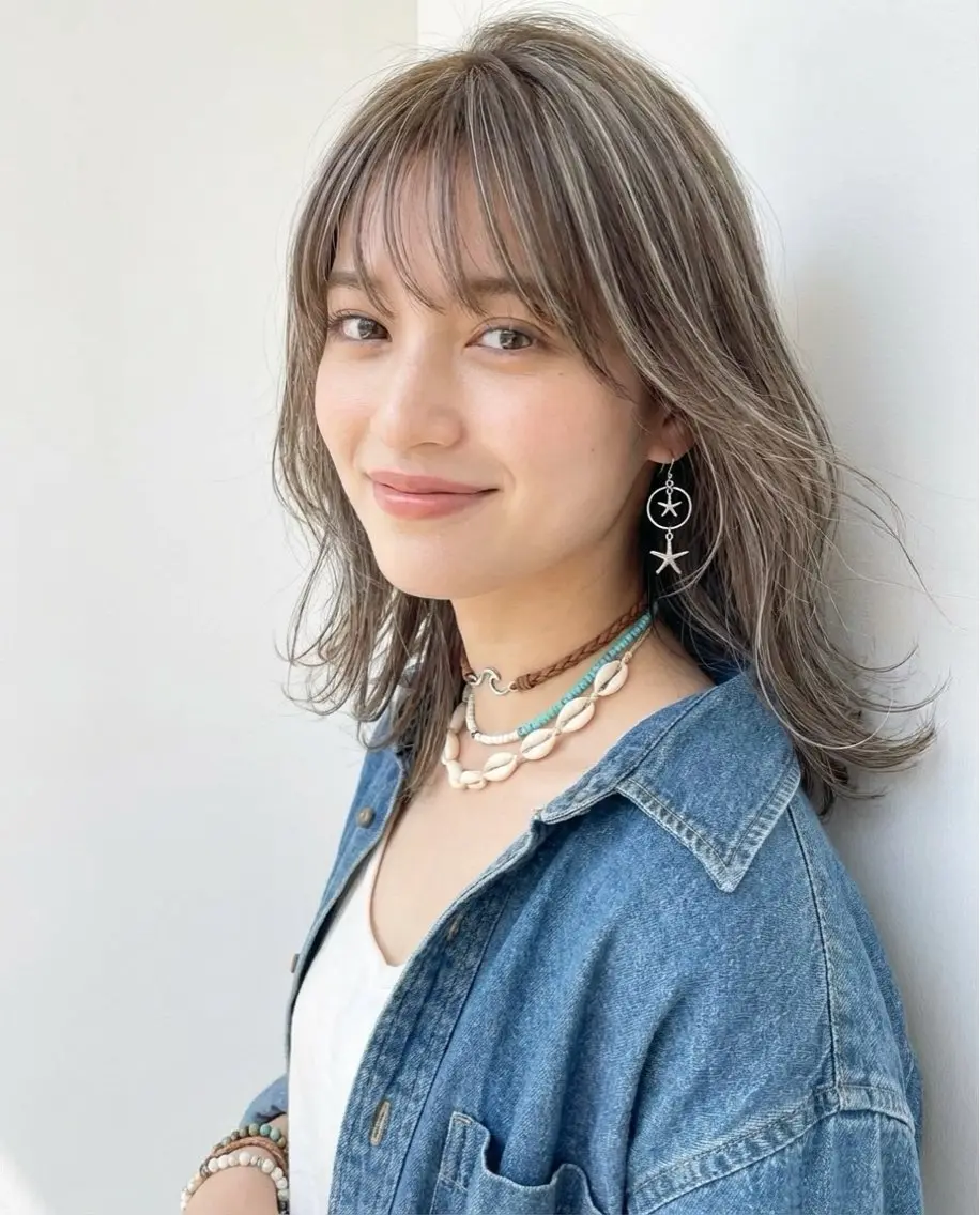 セミロング カラー ハイライトカラー ハイライト レイヤーカット 白髪いかしハイライト 加藤のヘアスタイル