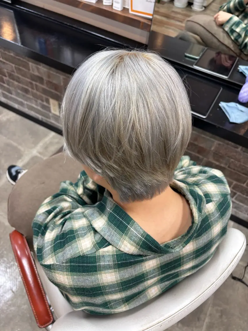 ショート カラー ブリーチ ハイトーンカラー カット ヘアカラー イツキ🌕デザインカ ラー🥨髪質改善🫧のヘアスタイル