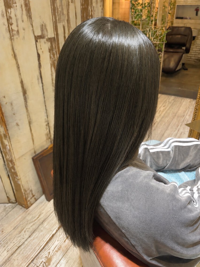 ロング カラー ベージュカラー オリーブベージュ カット ヘアカラー 美濃咲穂/レイヤー /ハイトーンカラーのヘアスタイル