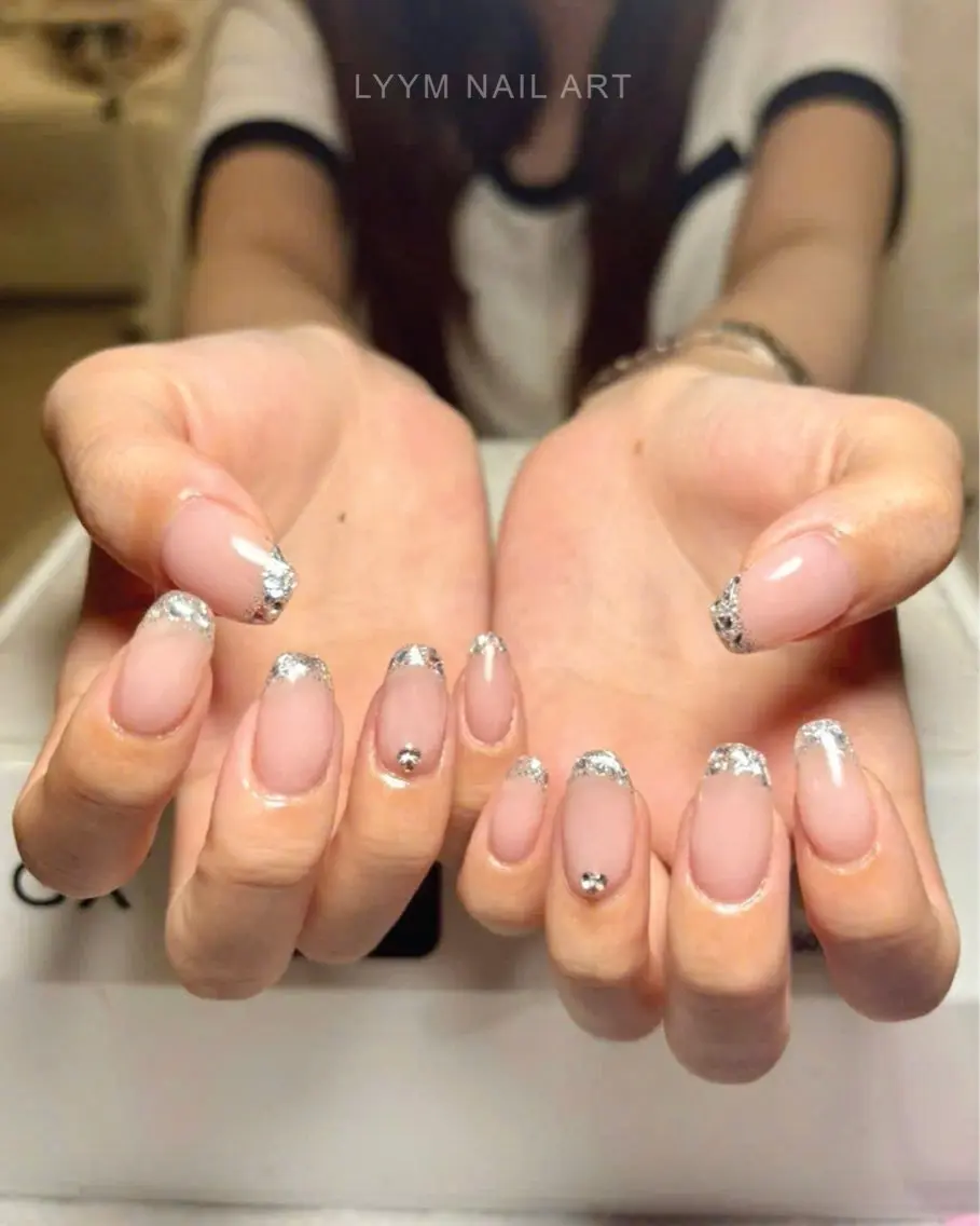ネイル フレンチネイル 韓国ネイル オフィスネイル シルバー シンプルネイル ハンドネイル LYYM Salonのネイルデザイン
