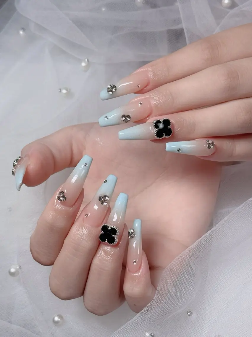 ネイル フレンチネイル ジェルネイル ガラスフレンチ ハロウィン ハート H.baby Nail Salonのネイルデザイン