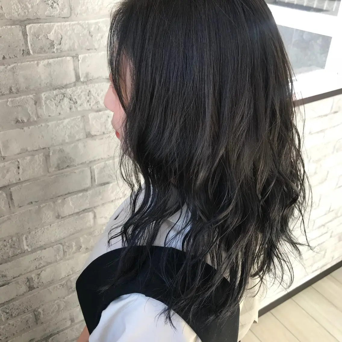 ミディアム カラー ダークシルバー シルバー ヘアカラー トリートメント Oopsレイヤー 加藤澄都のヘアスタイル