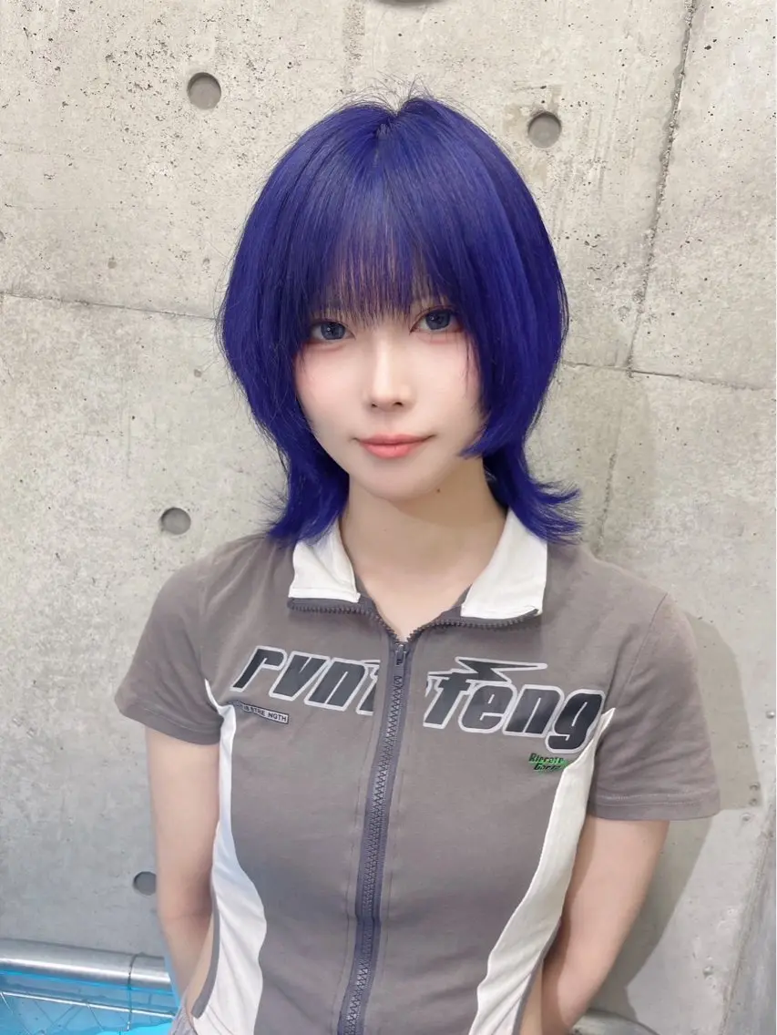 ショート カラー ブルーカラー ウルフカット ホワイト&レイヤーカ ットエクステ長畠俊輔のヘアスタイル