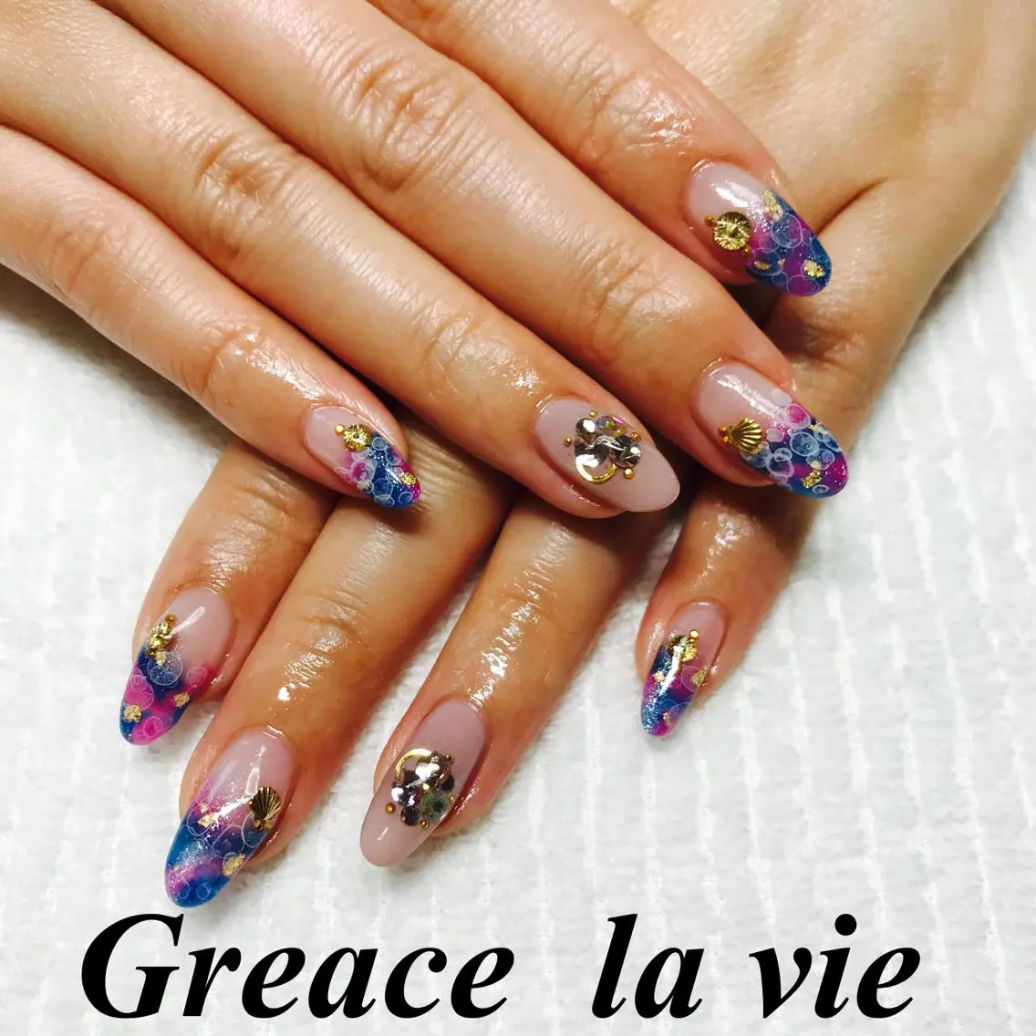 ロング カラー パーマ ヘアアレンジ キッズ ネイル マツエク・マツパ ゴージャス クリスマス アートネイル 長さ出し フットネイル Greace la vieのネイルデザイン