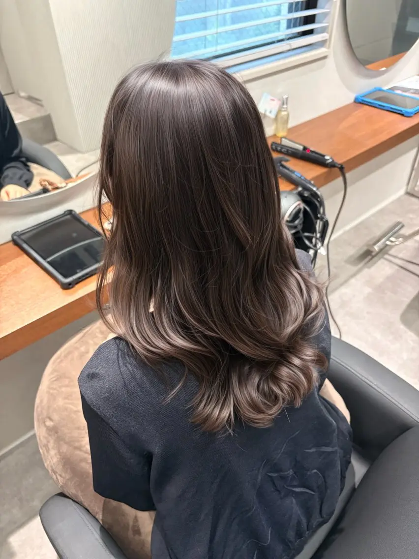 ロング カラー グレイカラー🩶 藤田彩花のヘアスタイル