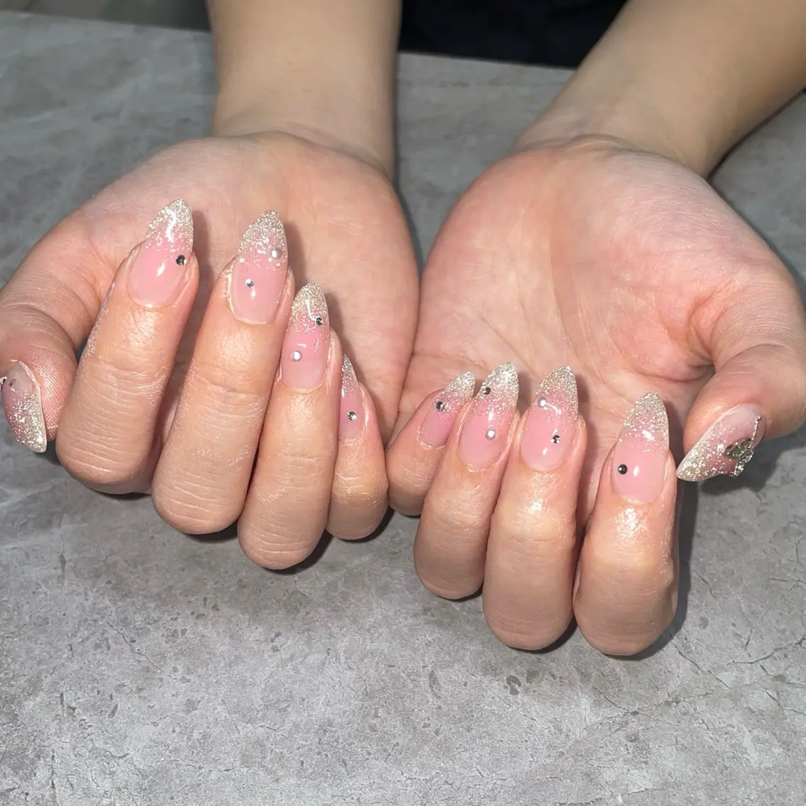 ネイル チークネイル フラッシュネイル ラメ(グリッター) ラメグラデーション ハンドネイル IROHA NAIL nanaのネイルデザイン