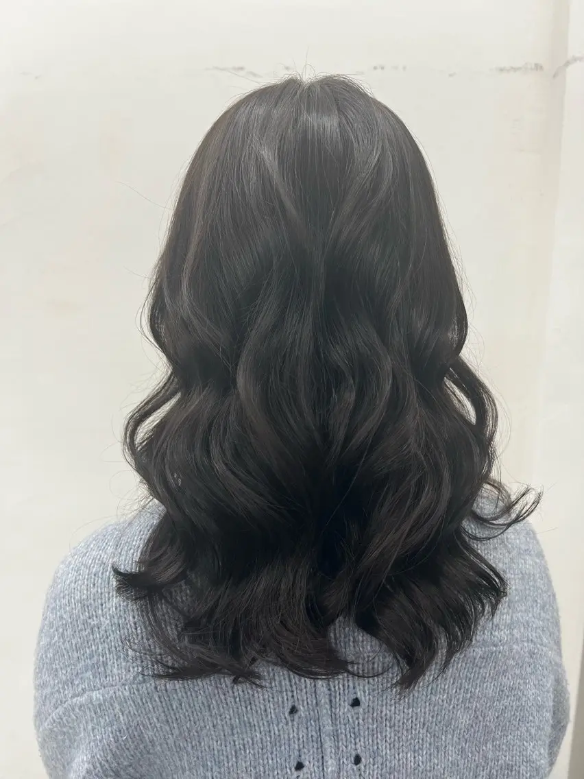 セミロング ハイトーン /愛子のヘアスタイル