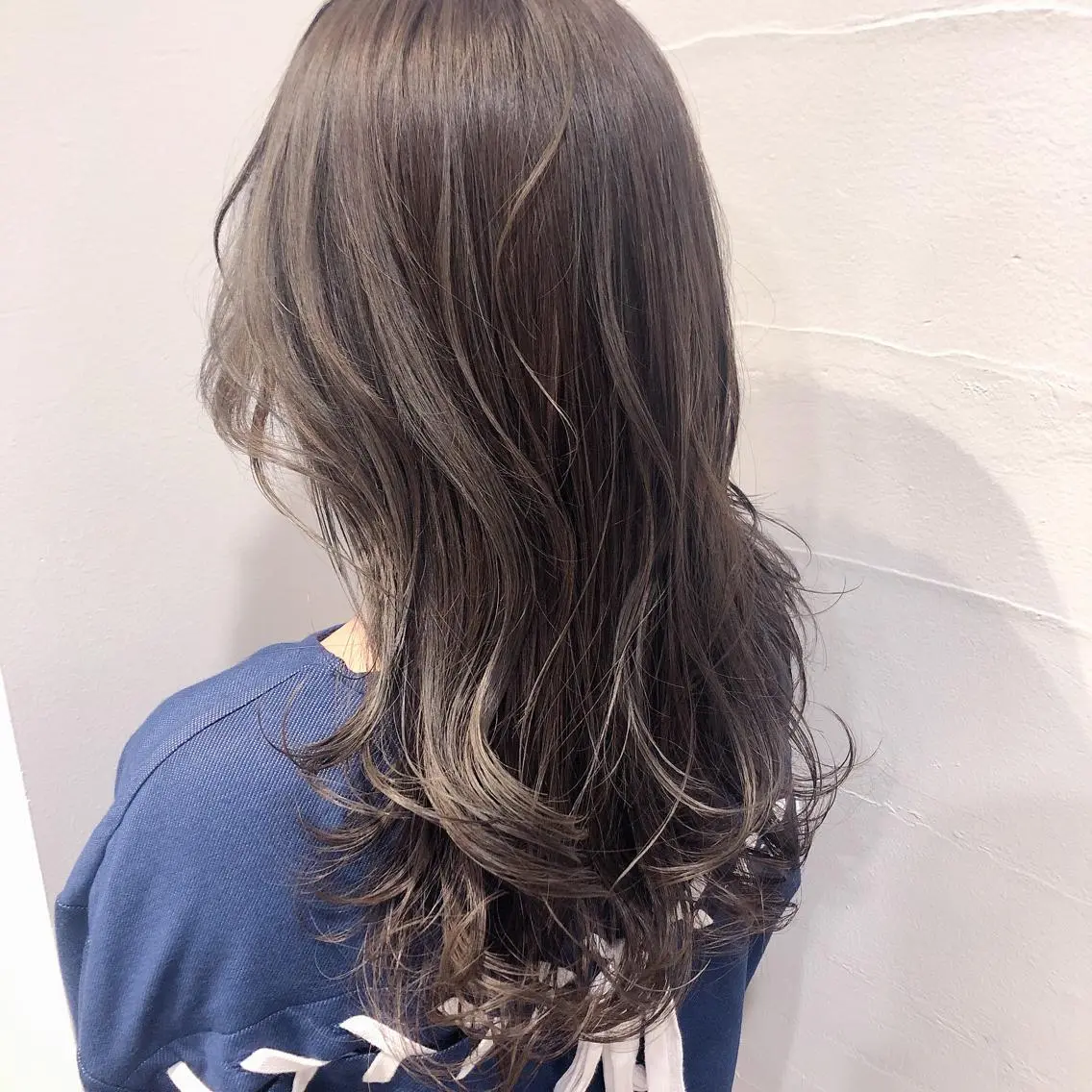 ロング カラー アッシュ ブリーチ ケアブリーチ 透明感カラー ダークアッシュ . AYUKAのヘアスタイル