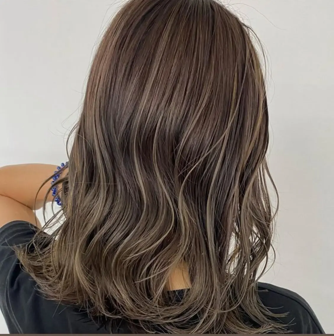 ミディアム カラー ベージュカラー 透明感カラー レイヤーカット レイヤーカット ハッシュレイヤー特化のヘアスタイル