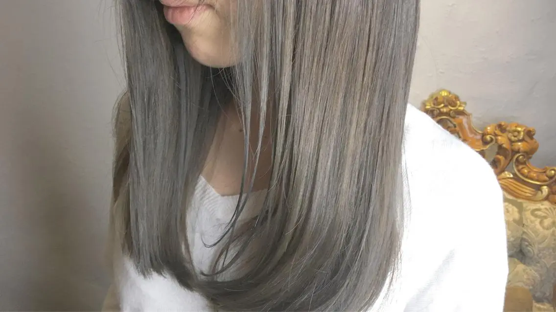 セミロング カラー パーマ ヘアアレンジ ベージュカラー シルバー シルバーベージュ エグチ アキラのヘアスタイル