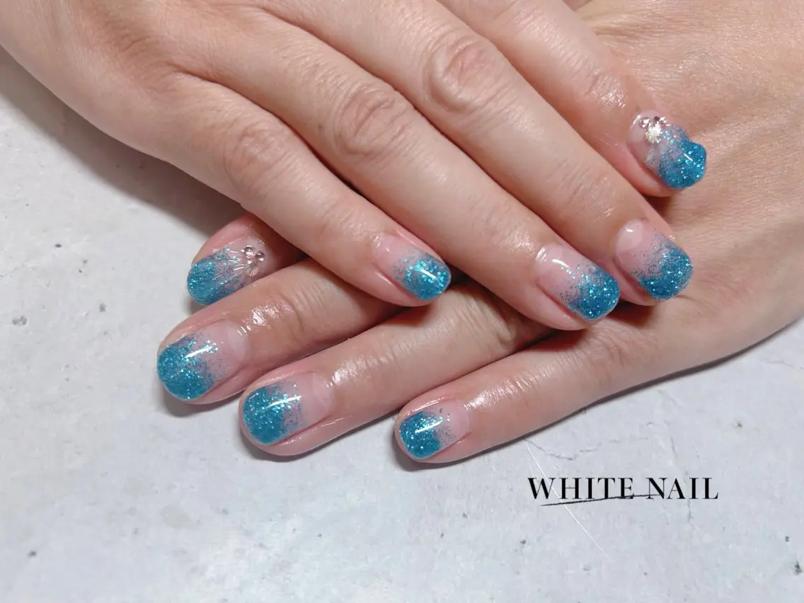 ネイル ラメ(グリッター) ラメグラデーション ハンドネイル WHITE NAIL ホワイトネイルのネイルデザイン