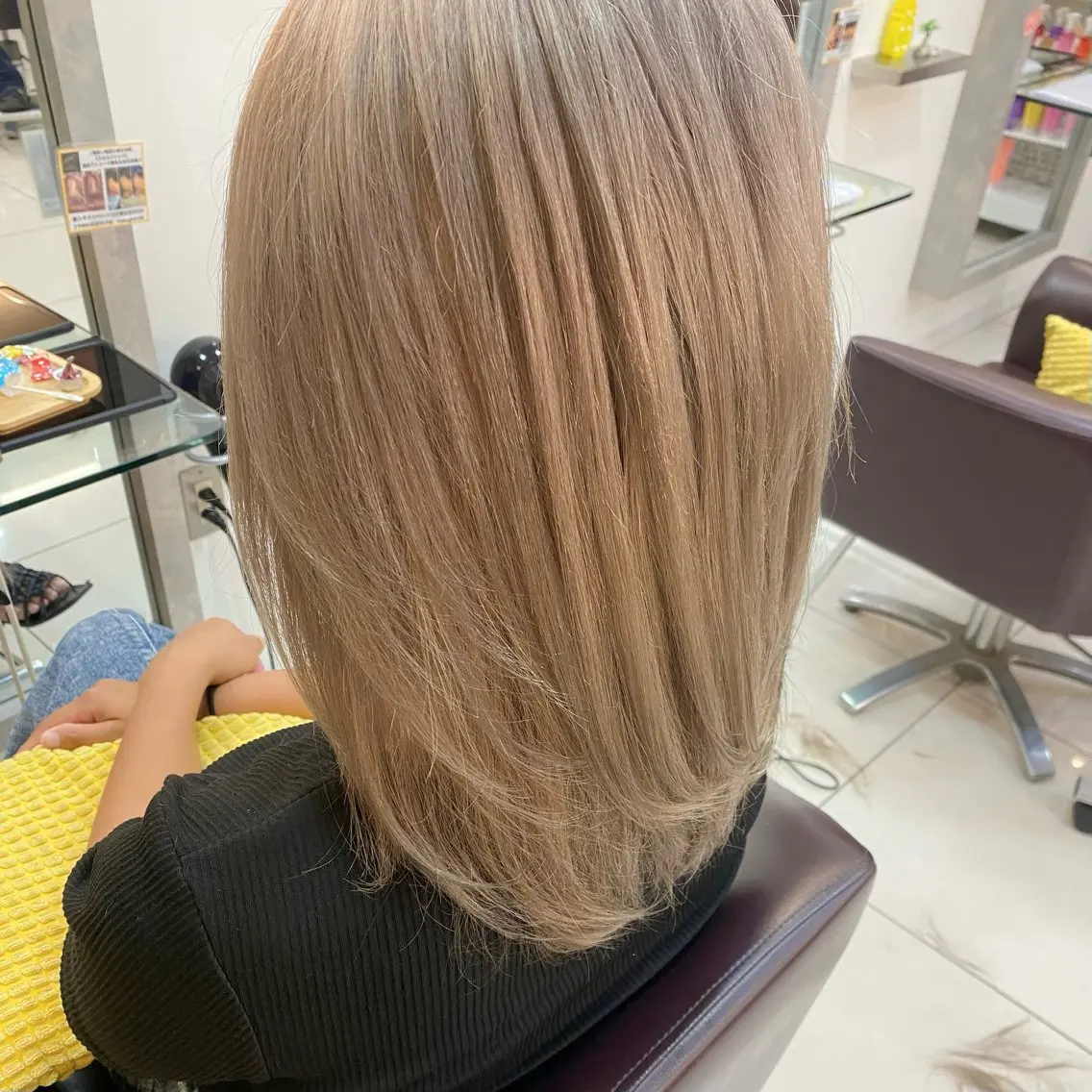ミディアム カラー ベージュカラー ピンクカラー ピンクベージュ レイヤーカット 林 莉瑠のヘアスタイル