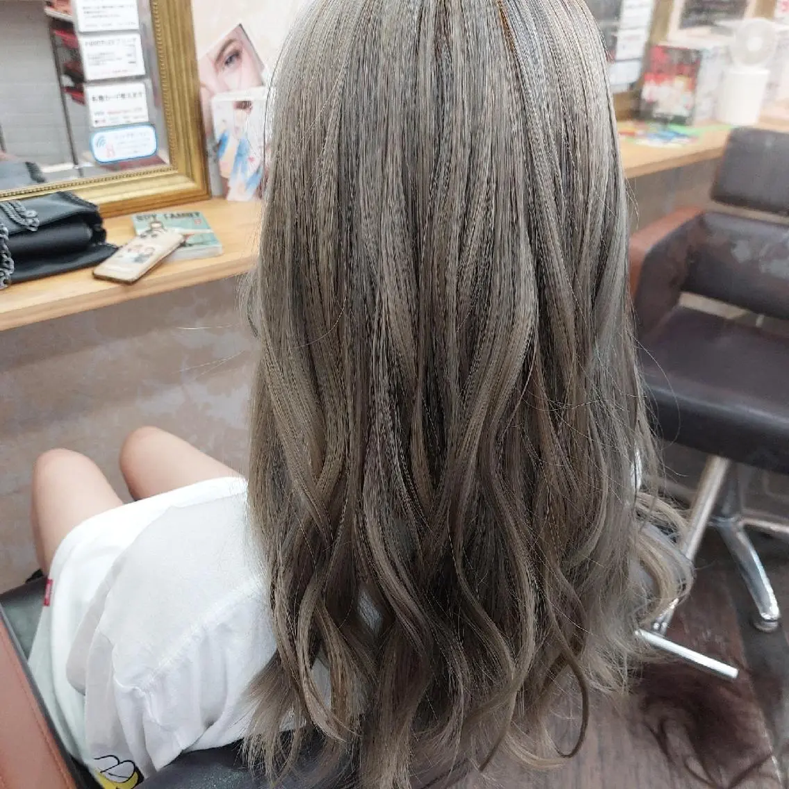 ロング カラー ダブルカラー グレージュ ヘアカラー トリートメント EMI SANのヘアスタイル