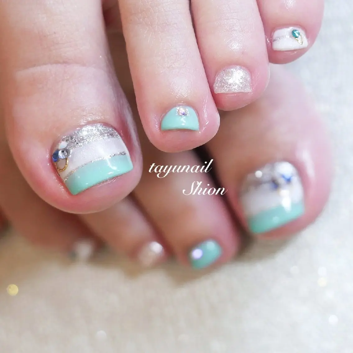 ネイル アートネイル ブルー フットネイル ジェルネイル キラキラネイル ネイルサロン 【たゆnail】のネイルデザイン