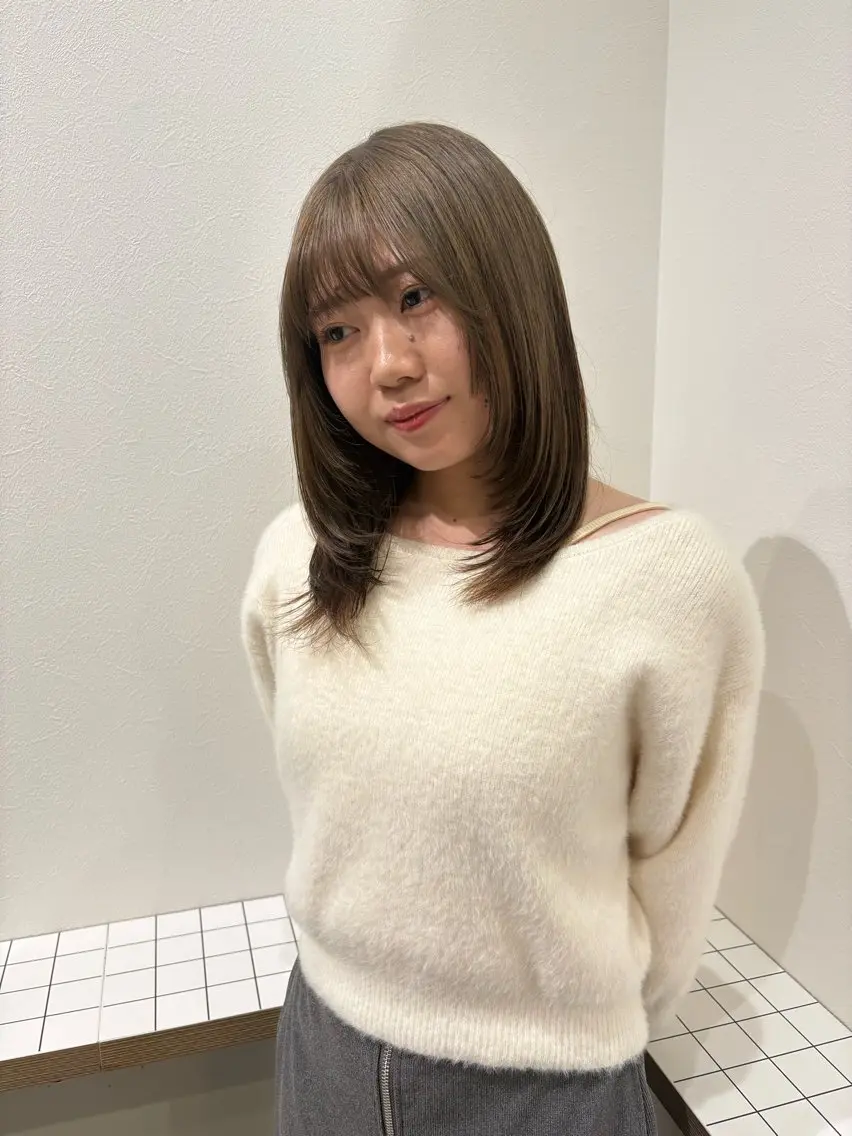 ミディアム カラー ベージュカラー ブリーチ 透明感カラー オリーブベージュ 坂本 エマのヘアスタイル