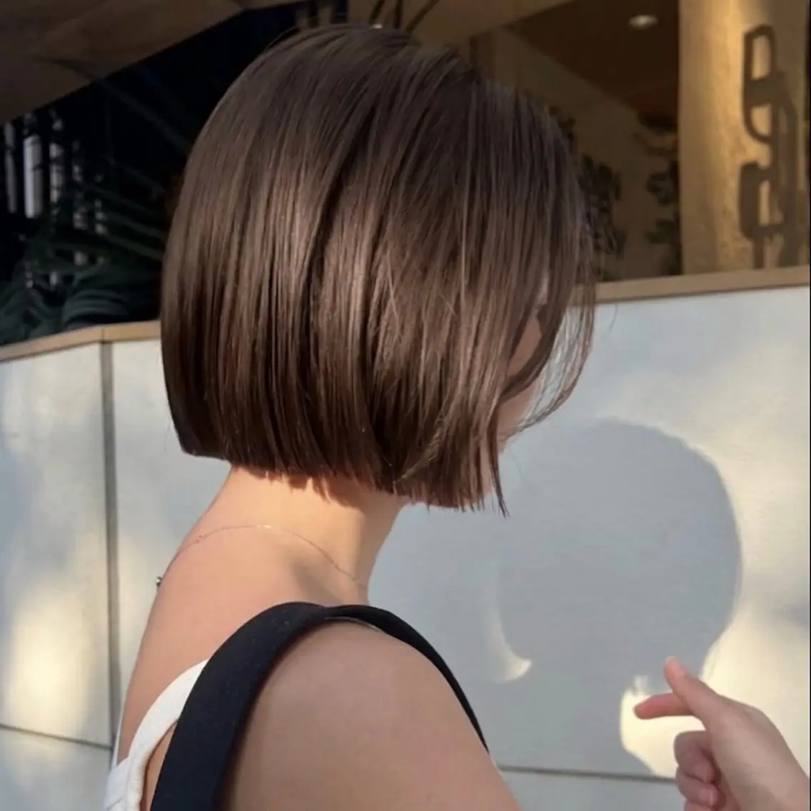 ぱつっと切りっぱなしボブ+透明感カラーの写真