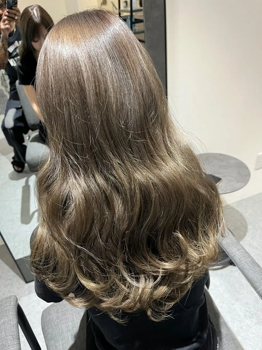 ロング カラー ベージュカラー ハイトーンカラー シルバー シルバーベージュ ヘアカラー 浜松街中/駐車場有 マンツーマン小畑翔平のヘアスタイル
