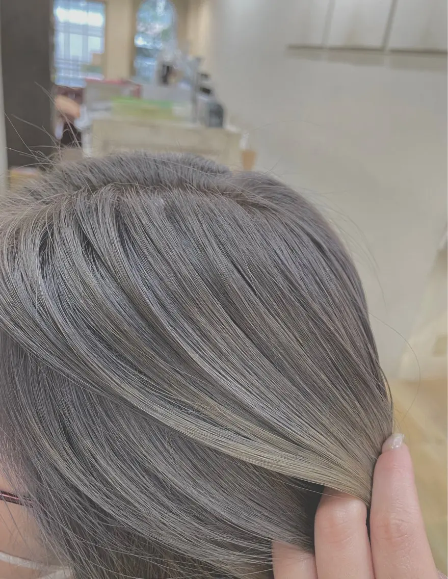 カラー ダブルカラー グレージュ 玉邑 美菜のヘアスタイル