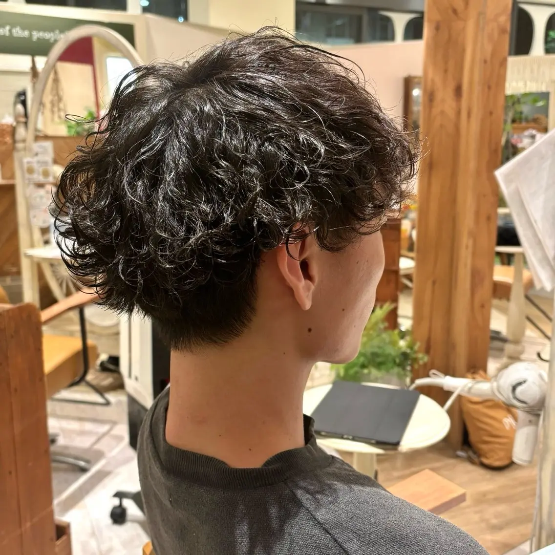 パーマ メンズ メンズパーマ 波巻きパーマ ハイトーンカラー/ ケアブリーチ🎀あやのヘアスタイル
