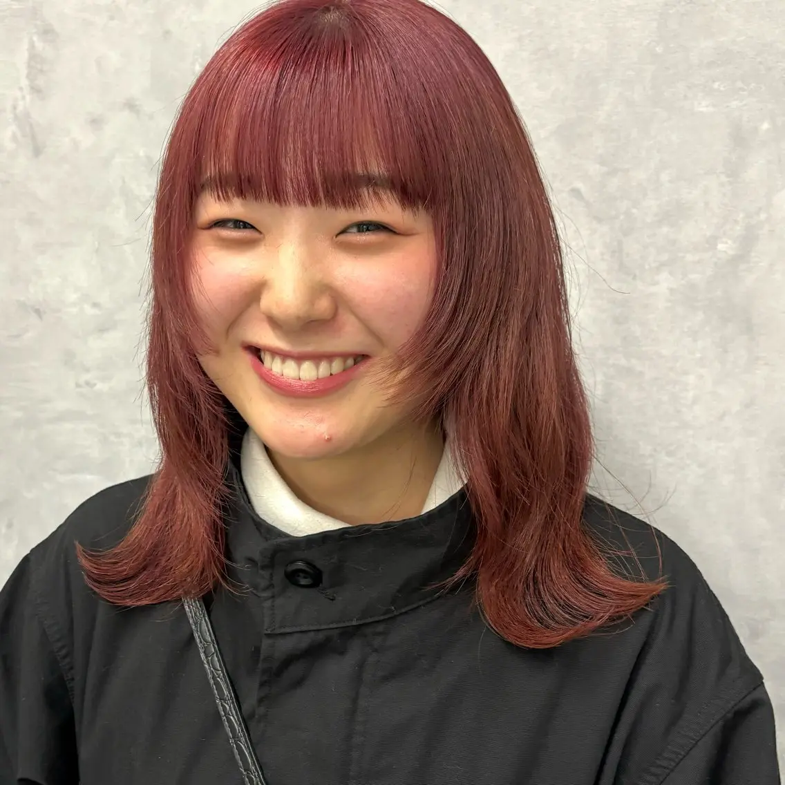 ミディアム カラー ブリーチ レッドカラー 顔まわりレイヤー レイヤーカット 小顔カット NUMBER_ ユイナのヘアスタイル