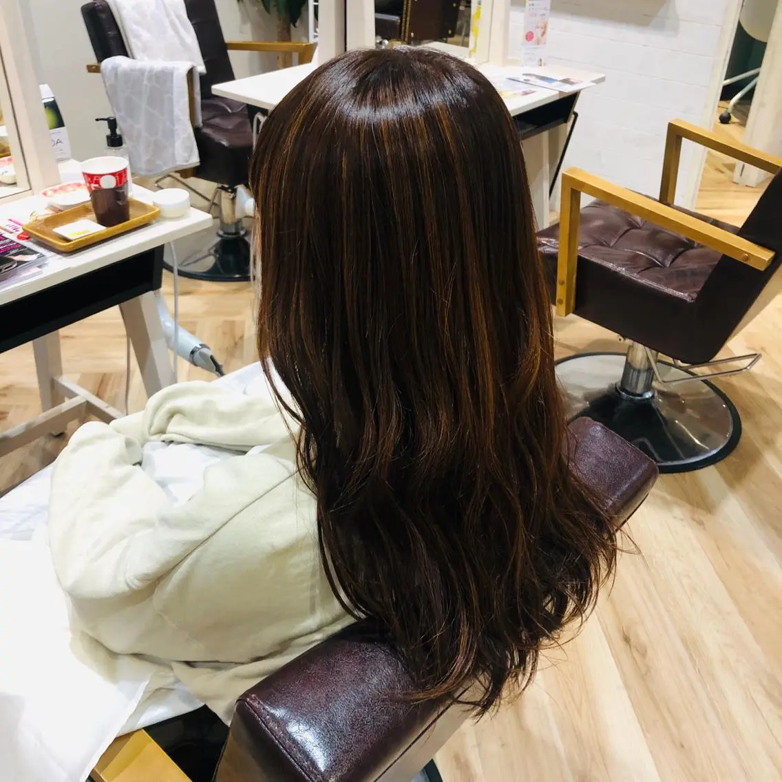 ロング ハイライト ヘアカラー 伊東 彩花のヘアスタイル