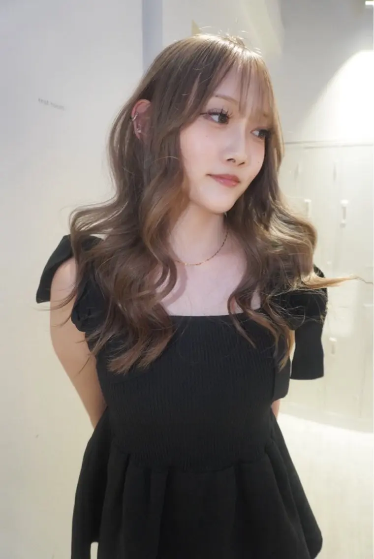 ミディアム カラー ブリーチ グレージュ ハイライトカラー ハイライト ヘアカラー トリートメント Ami/艶カラー/ レイヤー/ハイトーンのヘアスタイル