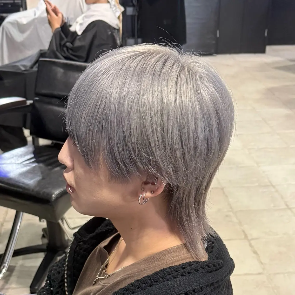 ミディアム カラー メンズ メンズハイトーン マッシュウルフ マッシュ メンズウルフカット ハイトーンカラー カット ヘアカラー 【フェザーパーマ】 【縮毛矯正】鶴田文のヘアスタイル