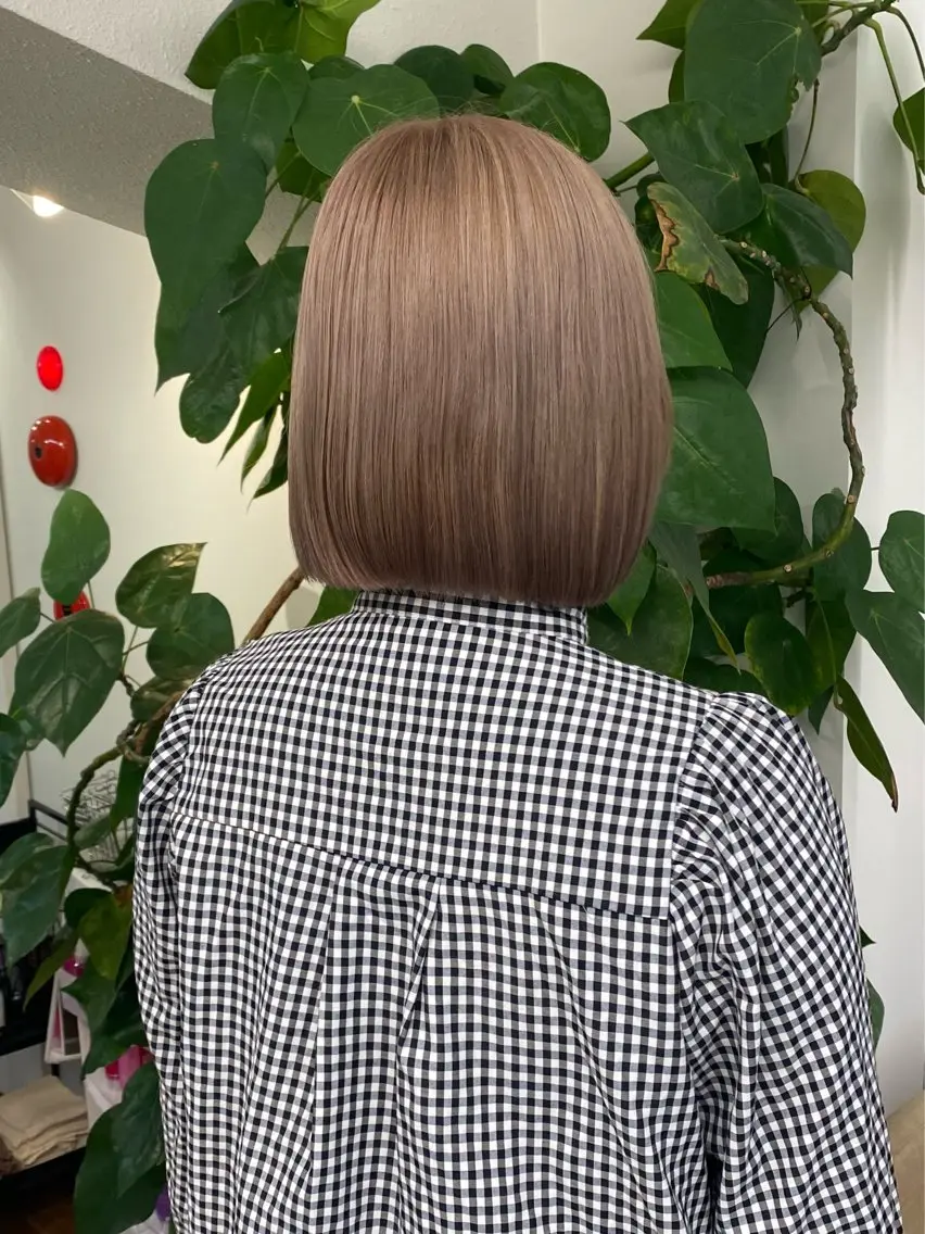 ショート カラー ベージュカラー ブリーチ ダブルカラー ハイトーンカラー ミルクティーベージュ JESSI / Sopiのヘアスタイル