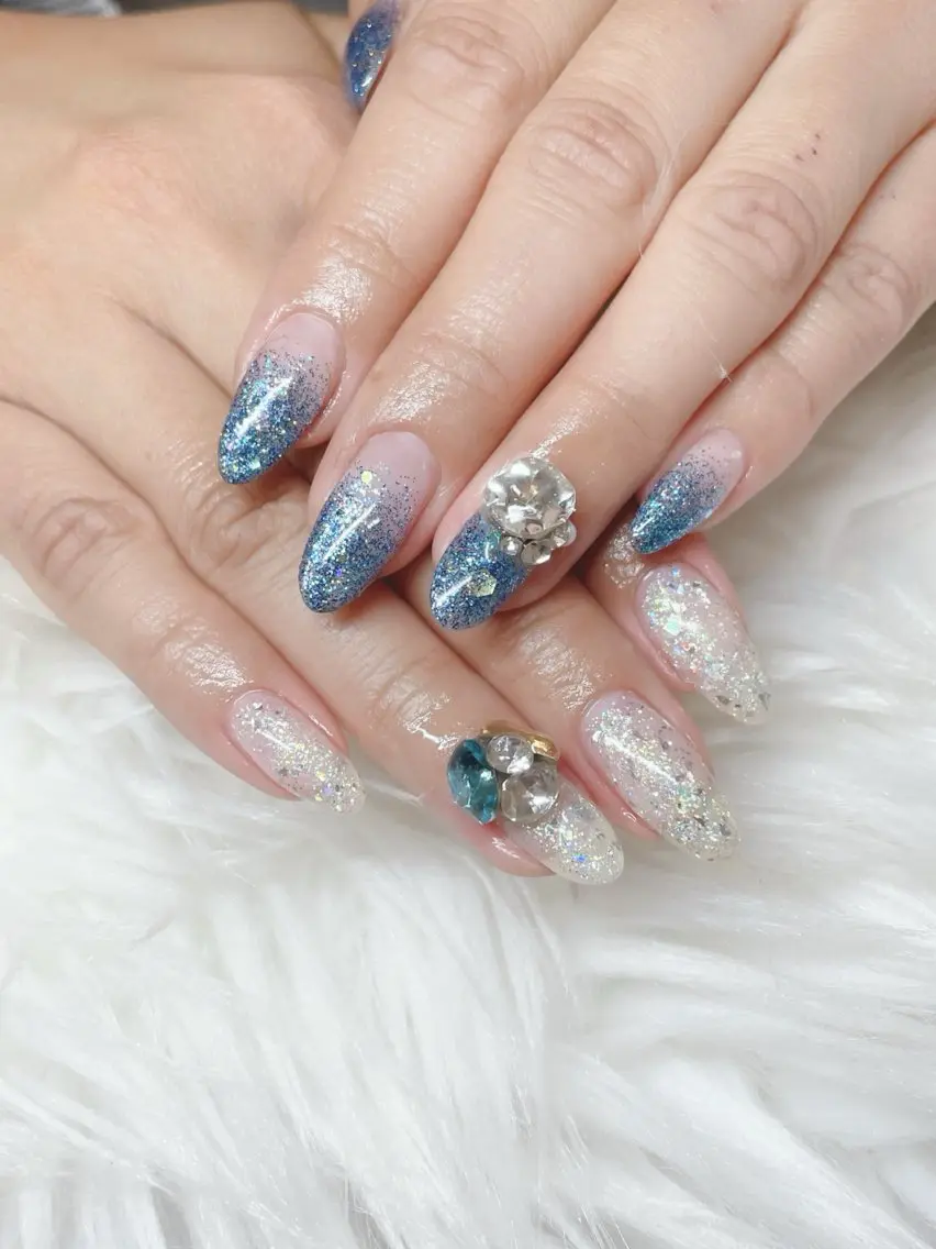 ネイル ブルー グラデーション ラメ(グリッター) ラメグラデーション ホワイト プライベートサロン Rubynailのネイルデザイン