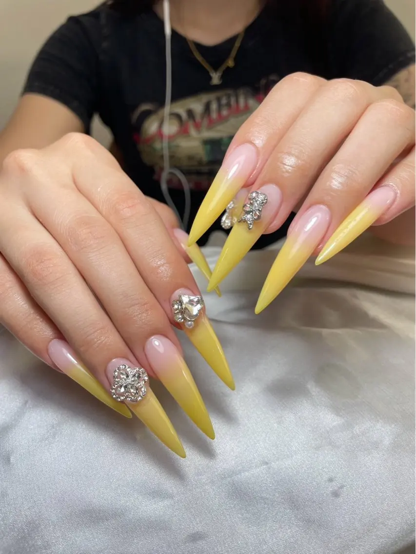 ネイル チークネイル 長さ出し フットネイル ジェルネイル 卒業式 𝓐𝓷𝓻𝓲 XiinhNailのネイルデザイン