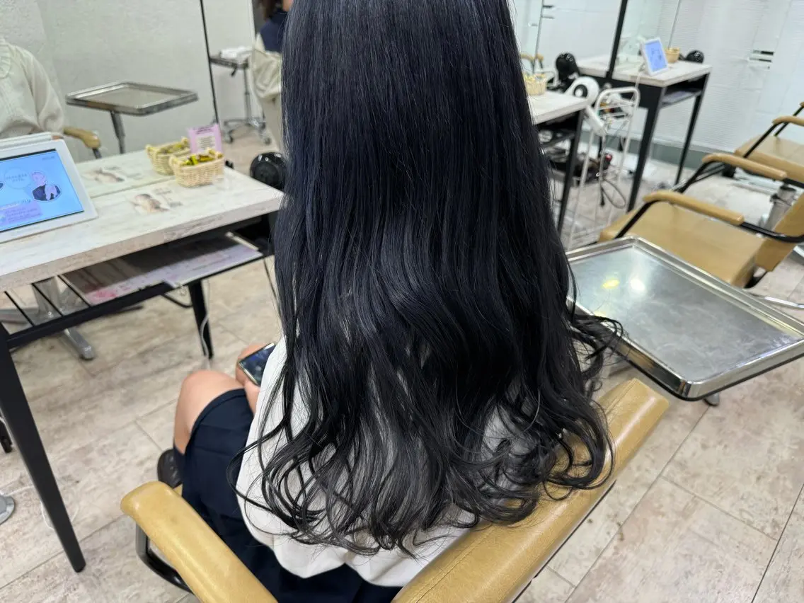 ロング カラー 黒髪 ブリーチ ブルーカラー ブルーブラック カット ヘアカラー トリートメント 💙 Tomoka💜のヘアスタイル