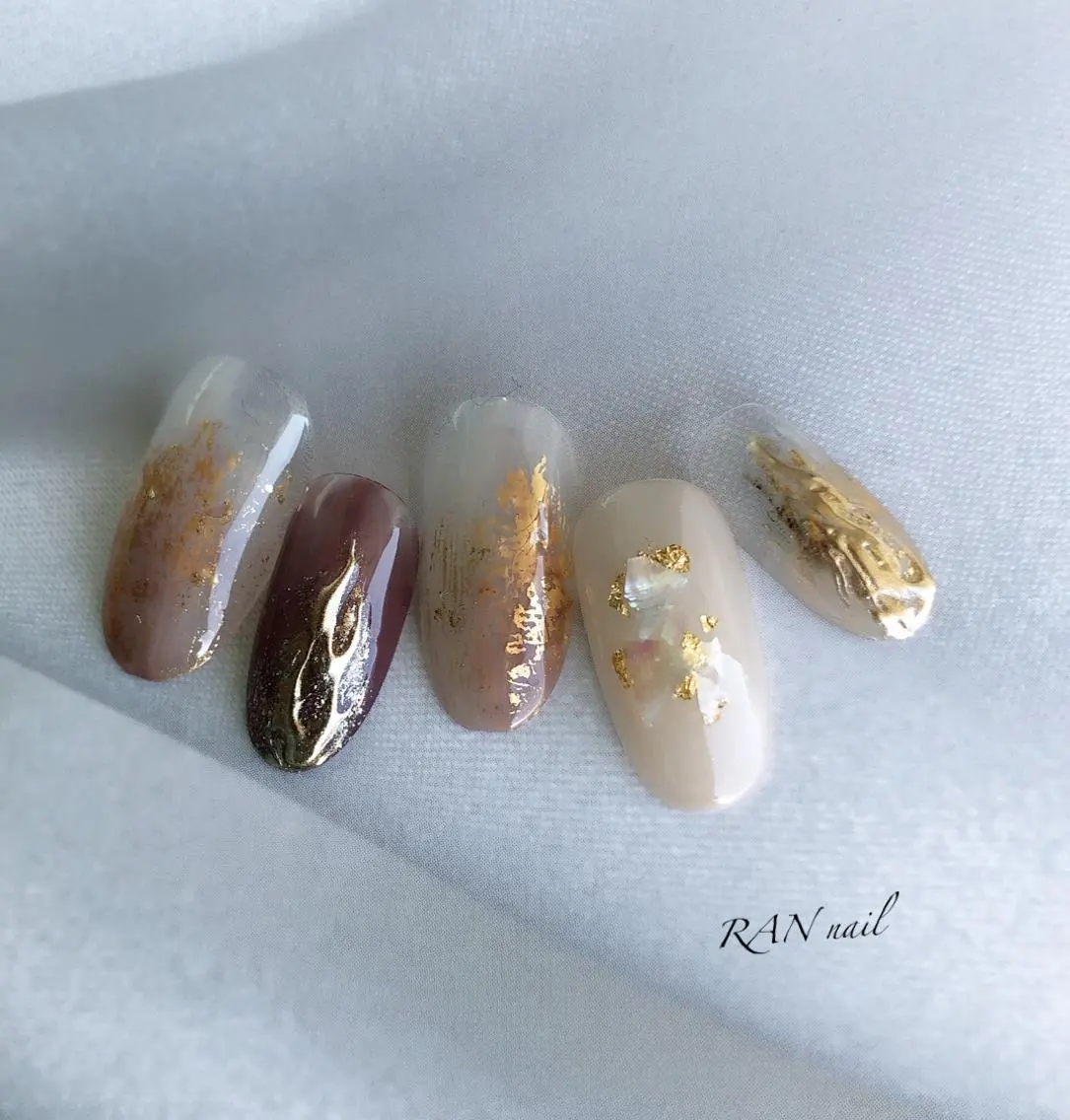 ネイル ブラウン フットネイル ゴールド ニュアンスネイル オフィスネイル ハンドネイル フットネイル RAN nailのネイルデザイン